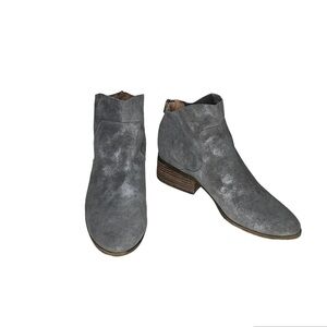 Lucky Brand Lahela‎ Leather Bootie in a metallic Pewter Charcoal. Size 9